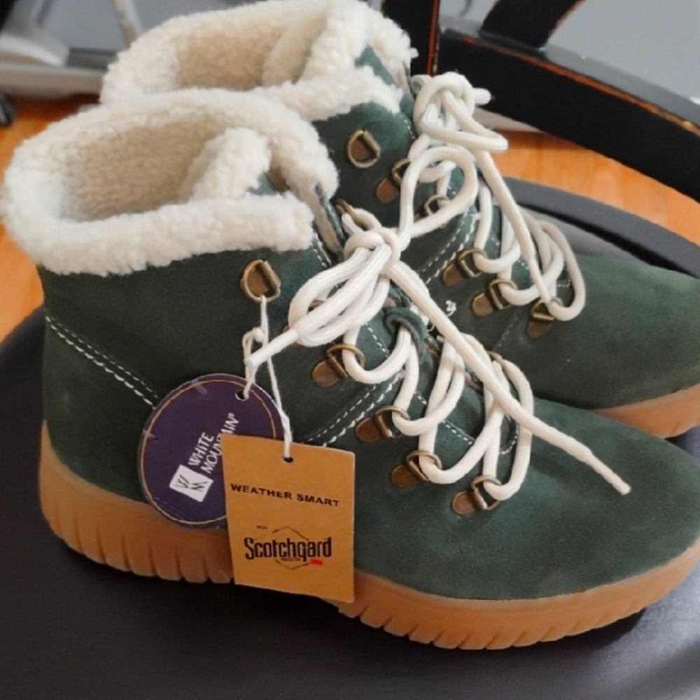 New White Mountain Green Suade leather BOOTS SIZE 6M